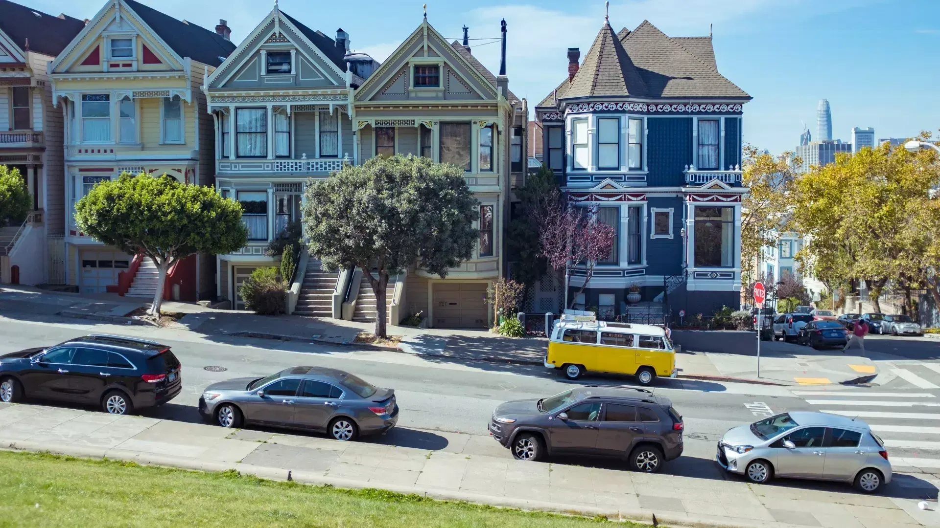 Autos parkten vor den Painted Ladies