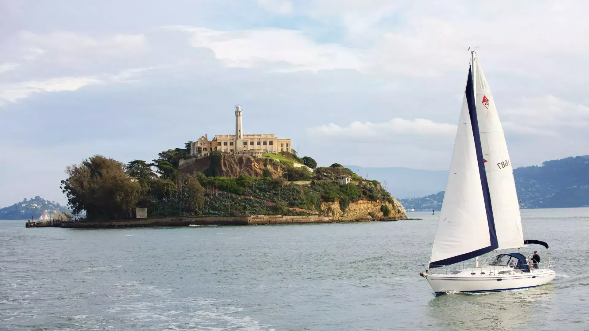 Un velero pasa frente a la isla Alcatraz en San Francisco.