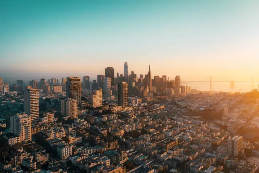 El horizonte de San Francisco se ve desde el aire bajo una luz dorada.