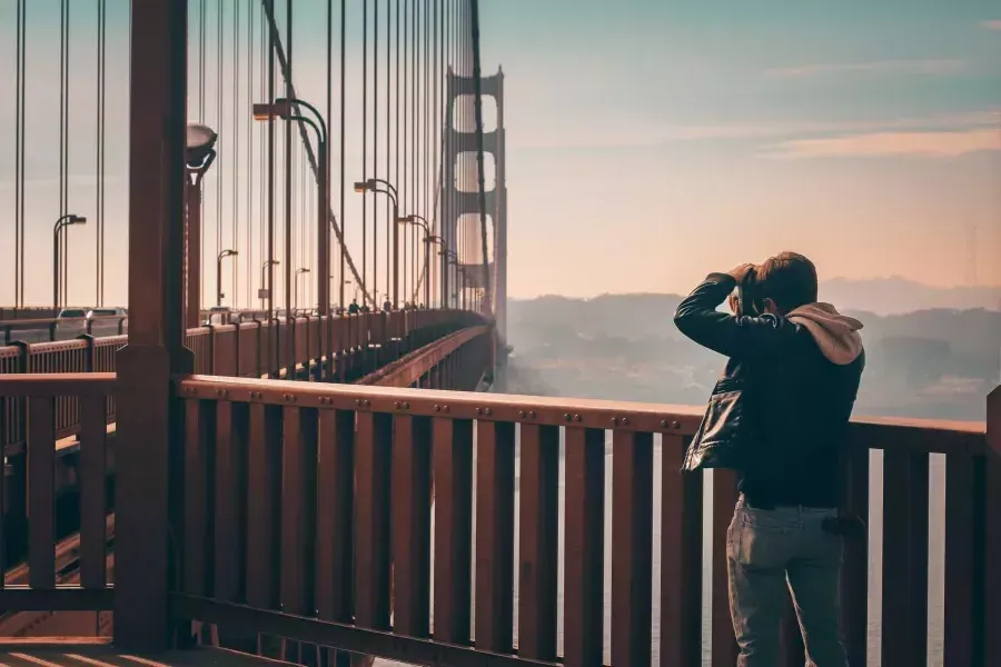 Hombre tomando fotografías en el puente Golden Gate